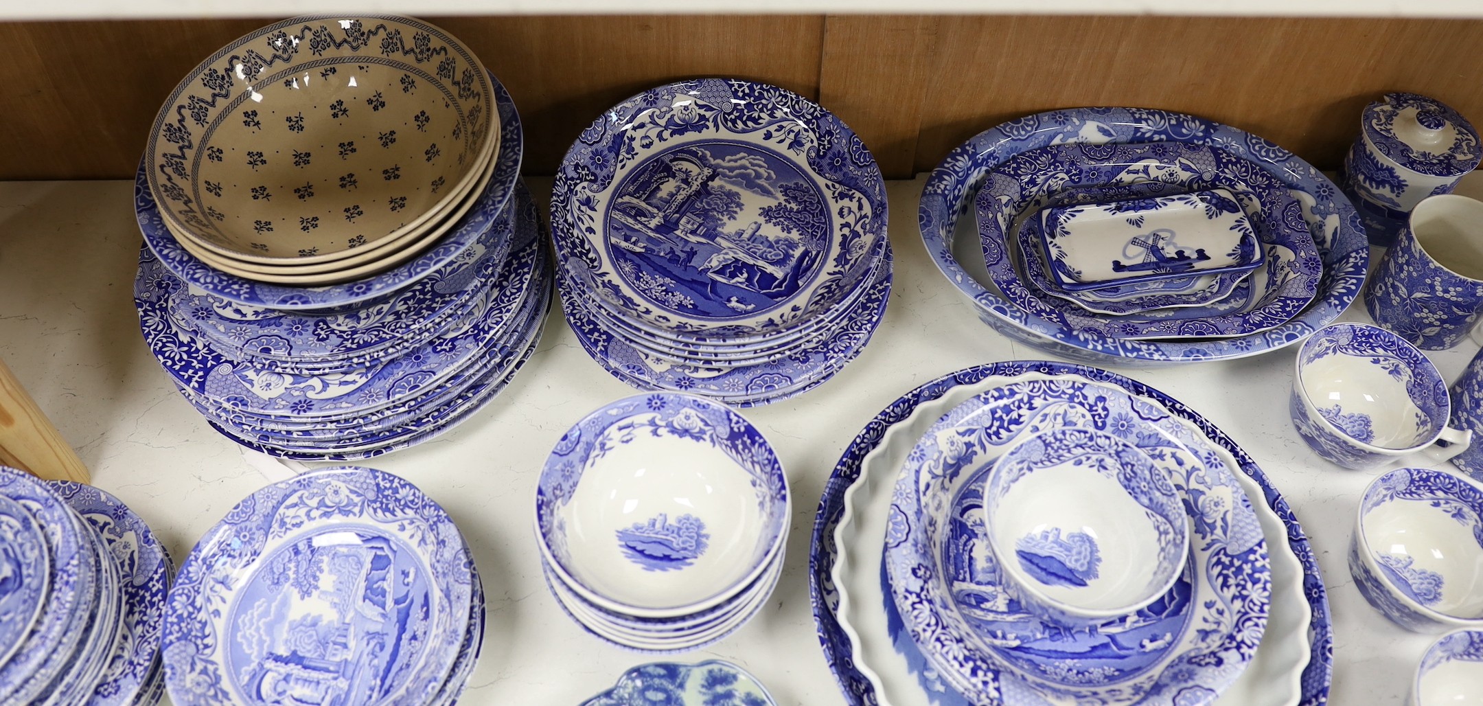 A mixed quantity Italian Spode pattern tableware